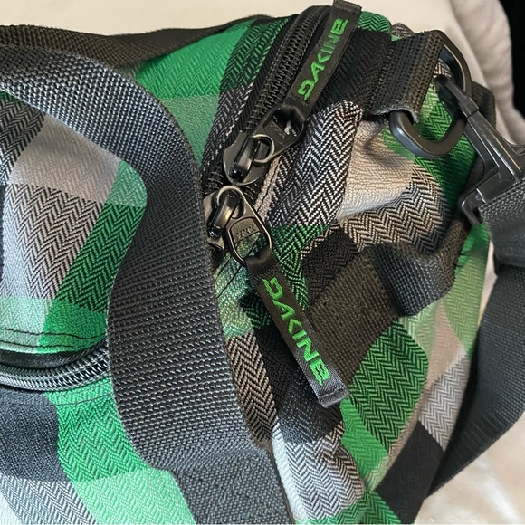 Dakine Medium Duffle Bag Green Plaid Side Pockets Versatile Backpack Travel - Picture 7 of 14